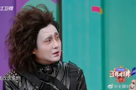 沈腾节目笑掉假发瞬间，华晨宇坐地大笑，只有贾玲第一时间帮遮挡图片