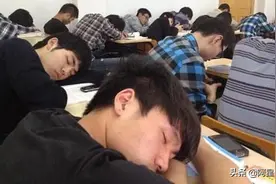 沉睡中的大学生，被人民日报痛批，什么时候才能睡醒？图片