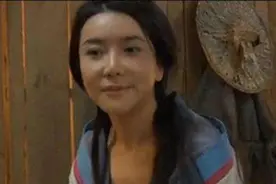 女星沦为18线，为了讨好粉丝，只能穿这样的衣服走穴捞金图片