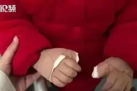 3岁女宝手指僵硬无法伸直，罪魁祸首竟是家家都有的“精神鸦片”图片