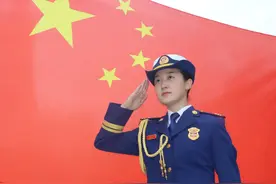 潘菁： 铿锵玫瑰在“火焰蓝”中绽放图片
