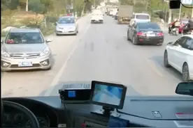 这波操作太暖心！消防车出警遇堵车，岑溪车主们主动让行图片