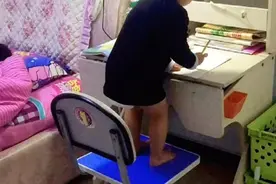 穿尿不湿的妹妹替哥哥写作业，奋笔疾书笑翻妈妈图片