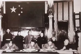 老照片，阿旺晋美和毛主席一起碰杯庆祝西藏和平解放图片