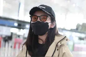 徐冬冬穿宽松风衣包裹严实 对镜挥手比耶心情好图片