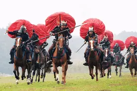 日本武士打仗时，为何总背一个大包袱？包袱里装的是啥图片