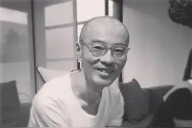 他长得像葛优，却给人做头发！明是“非主流”却让头插羽毛变成美图片