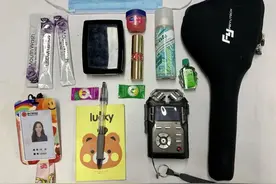 速看！女记者的包“内有乾坤”图片