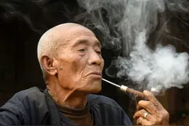 老人看到邻居去逝，对家人说自己过几天也要走了，结果真的应验了图片