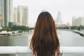 毁掉一个女人，只需要2个人图片