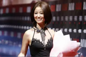 林心如现在尺度放开了？穿挂脖连体裤配波波头亮相，人红气场真大图片