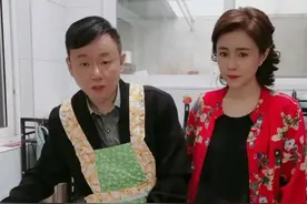 52岁邵峰住宅太破旧！做饭用大铁锅烧柴火，头发成绺贴额太邋遢图片