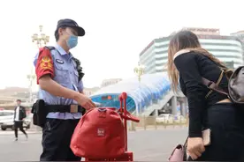 行李“丢了”女孩急的直哭 民警一查原来是“记错”地了图片