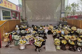 郑州地铁5号线站外摆满鲜花，遇难者丈夫称原本希望妻子找酒店住，幸存者：落水最后时刻，她还在托举同事图片