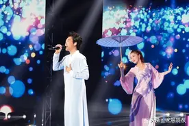 李玉刚回家与美女深情牵手又“拜堂”, 竟引主持人吃醋落泪图片