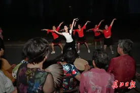 研究生进村教村民跳时尚广场舞 | 图集图片