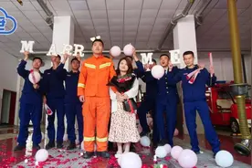 求婚现场遭遇“暂停键”：众人等“吃瓜”小伙跑了……图片
