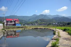 山村老屋始建400多年前，村民在屋前建大池塘，惠及10余代人图片
