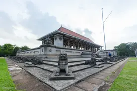 斯里兰卡旅游必打卡地独立广场，广场前立着国父森纳那亚克雕塑图片