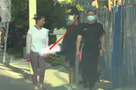 40岁殷桃罕现身！被男友当街踢屁股表情娇嗔，身姿丰腴似少女图片