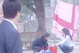 男子偷偷的回老家看要结婚的前女友，这一幕真是让人心酸视频封面