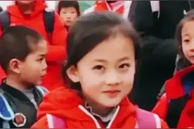 宁夏红衣女孩嫣然一笑意外走红。各路资本疯狂进入，父母拒绝合作图片