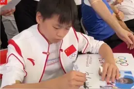 太可爱！全红婵回母校太受欢迎丨害怕躲在师兄陈艾森身后图片