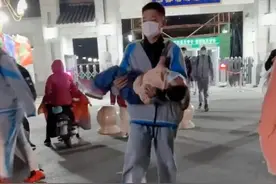 妹妹接哥哥下自习，哥哥一个动作瞬间感动网友，太暖了图片