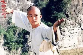 最是那回眸一笑，惹得百花报春早，晓风暗月歌声飘，红颜正为君傲图片