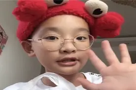 小学生钟美美模仿老师火了，网友：别人家的孩子，自带表演天赋图片
