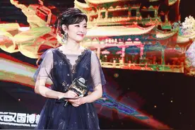 52岁周涛太逆龄，穿藏蓝色长裙像仙女下凡，网友：美的有点不真实图片