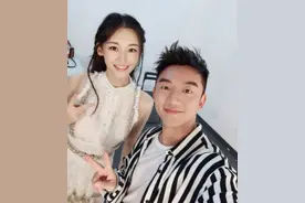 郑恺和苗苗有孩子了？两人一齐现身妇产科，亲密挽手不避嫌图片
