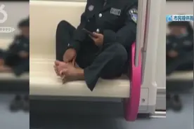 没眼看！昆明“女保安”地铁脱鞋搓脚搞“直播”，同行乘客内心崩溃图片