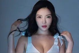 徐冬冬不愧是“性感女王”，吊带裙挡不住凹凸感，丰满身材太诱人图片