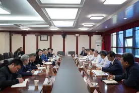 鄂州市长陈平同国药控股湖北公司和武汉市城投集团负责人座谈图片
