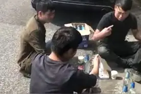 三个“精神小伙”席地而坐 高速公路竟然成了“露天酒吧”？图片