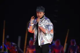 张杰演唱会突发意外受伤，依然坚持完成演出，引无数网友怒赞图片