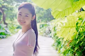 8岁失去双臂，她练就一双“全能脚”，如今努力打拼活得人人羡慕图片