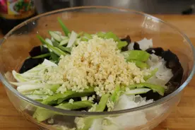 凉拌木耳用不用提前焯水？大厨教你正确做法，木耳脆爽好吃又入味图片