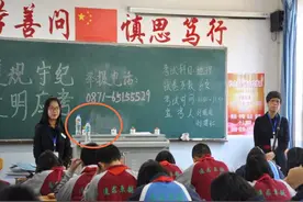 监考老师为何频繁喝水？其实并不是口渴，老师有自己的“小心思”图片