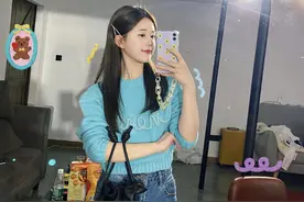 赵露思沈梦辰撞衫同款毛衣，气质不同超吸睛，原来关晓彤也穿过图片