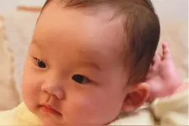娃耳朵上有“拴马桩”代表有福气？别迷信，“附耳”不是“福耳”图片