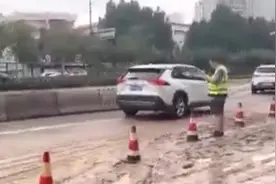 河南郑州京广北路隧道积水抽排紧急展开 抽水设备正加速抢排图片
