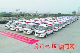 100辆！金龙转运救护车从厦门搭乘火车，驰援湖北宜昌图片