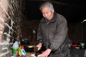 河南8旬大爷把8万积蓄全给了闺女，一分不给两儿子，听他说因为啥图片
