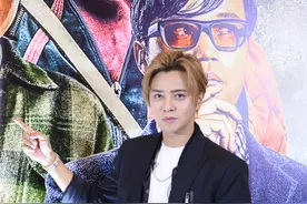 罗志祥个人风格显著，金发造型搭配黑西装抢眼图片