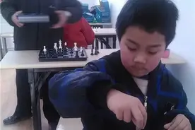 8岁的温佳铭荣获国际象棋棋协大师图片