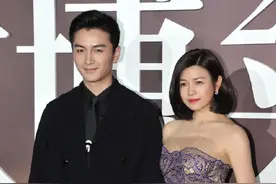 陈晓夫妇难得同框，陈妍希一身抹胸裙很抢镜，39岁身材依然傲人图片