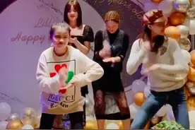 甘薇罕曝近况，穿多年前旧衣出席豪华庆生宴，与干女儿热舞站前排图片
