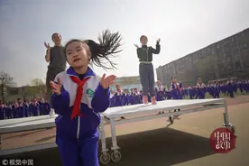 上台和老师斗舞？课间一千多小学生整齐跳街舞图片